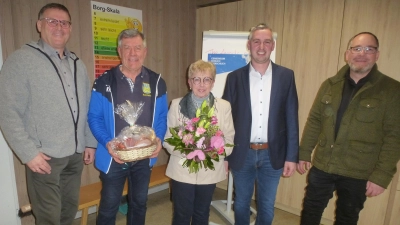 Stellvertretend für alle, die sich für die Gemeinschaft engagieren, ehrte die SPD Karl-Heinz Hasler und Johanna Krauß. Dazu gratulierten Rainer Vater, Andreas Solter und Mirko Bertl (von links). (Bild: Siegfried Bock)