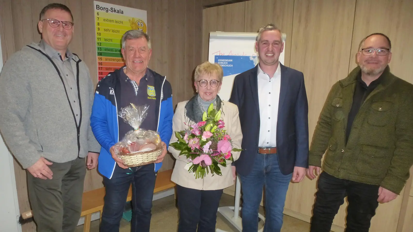 Stellvertretend für alle, die sich für die Gemeinschaft engagieren, ehrte die SPD Karl-Heinz Hasler und Johanna Krauß. Dazu gratulierten Rainer Vater, Andreas Solter und Mirko Bertl (von links). (Bild: Siegfried Bock)