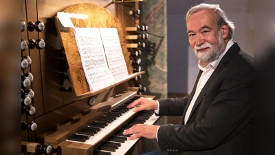 Prof. em. Christoph Bossert begeisterte an der neuen Klais-Orgel in St. Georg mit seinem virtuosen Spiel und seiner klugen und einfühlsamen Registrierung des Instruments. (Bild: Peter Ringeisen)