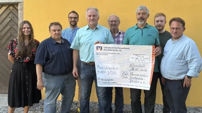 Vertreter des Kirchen- und Männervereins bei der Spendenübergabe an die Ministranten.<br>  (Bild: Claudia Gleißner)