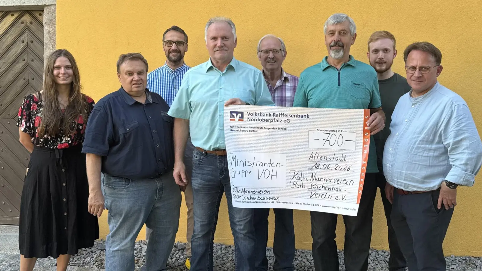Vertreter des Kirchen- und Männervereins bei der Spendenübergabe an die Ministranten.<br>  (Bild: Claudia Gleißner)