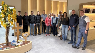 Besuchergruppe des CSU Ortsverband Waldsassen im Bestattungshaus Rosner. Inhaber Christian Rosner rechts im Bild. (Bild: Markus Scharnagl)