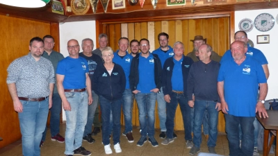 links: Bürgermeister S. Hartl, 7. v.l. Vorsitzender Jürgen Beer (Bild: Hans Meißner )