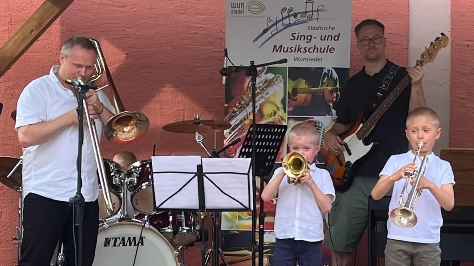 Die drei Brüder Bogdan, Yaroslav und Tihomir Zhivolock zusammen mit ihrem Vater und Musikschullehrer Andreas Bauer am E-Bass begeistern die Zuhörer beim Sommerkonzert am Eisweiher. (Bild: Kristina Wiedel)