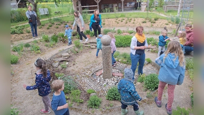 Maria Treiber erklärt den Teilnehmern die Kräuter- und Duftschnecke  (Bild: Michaela Hahn )