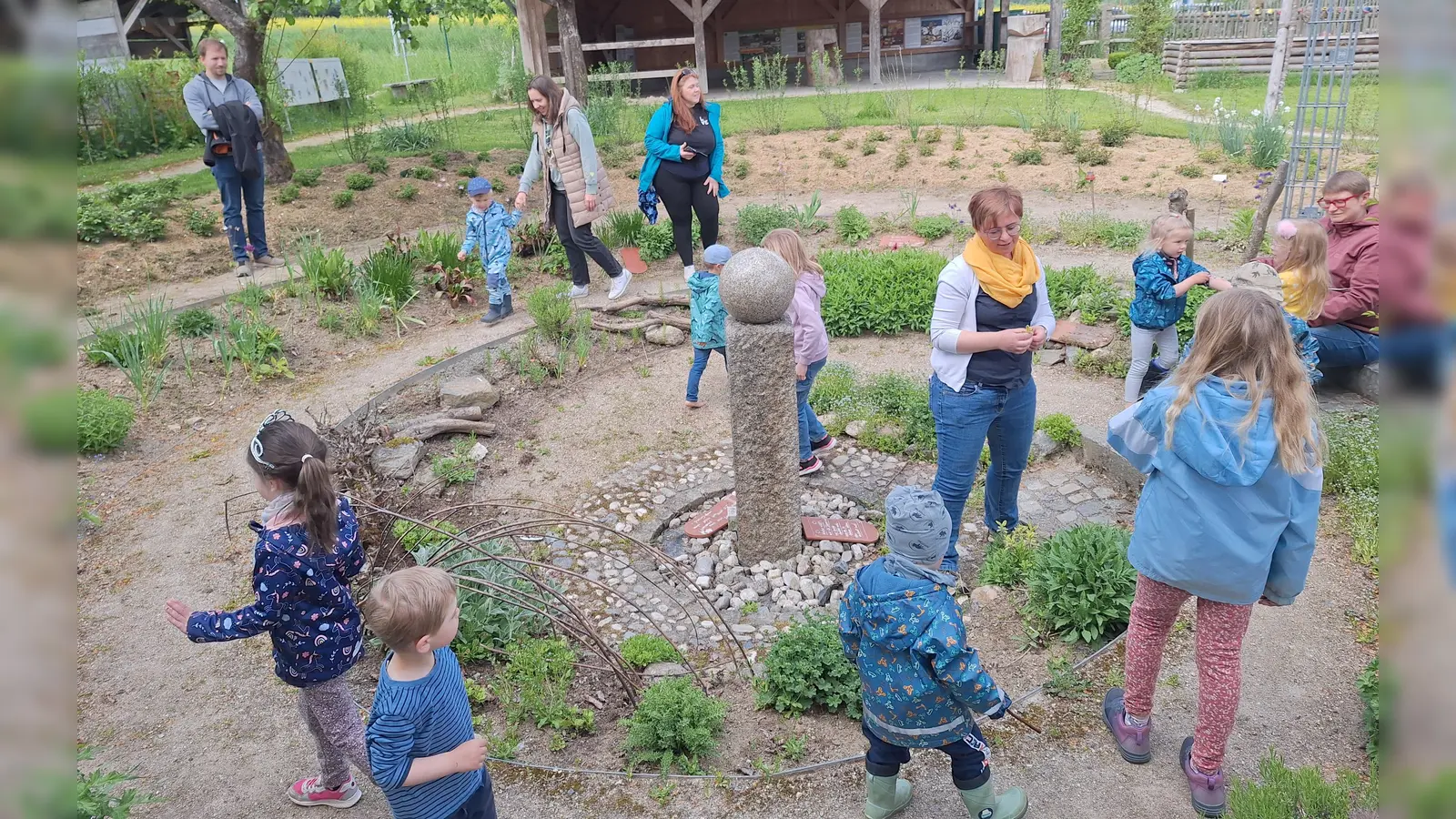 Maria Treiber erklärt den Teilnehmern die Kräuter- und Duftschnecke  (Bild: Michaela Hahn )