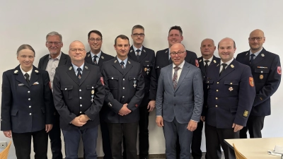 Neuer Kommandant der Feuerwehr Irchenrieth ist David Koch (dritter von links). Hans Steiner (rechts) bleibt weiterhin Stellevertretender Kommandant.  (Bild: Josef Hammer)