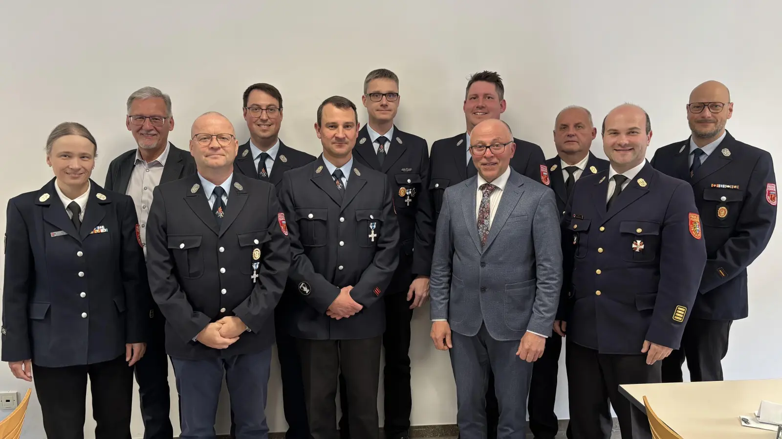 Neuer Kommandant der Feuerwehr Irchenrieth ist David Koch (dritter von links). Hans Steiner (rechts) bleibt weiterhin Stellevertretender Kommandant.  (Bild: Josef Hammer)