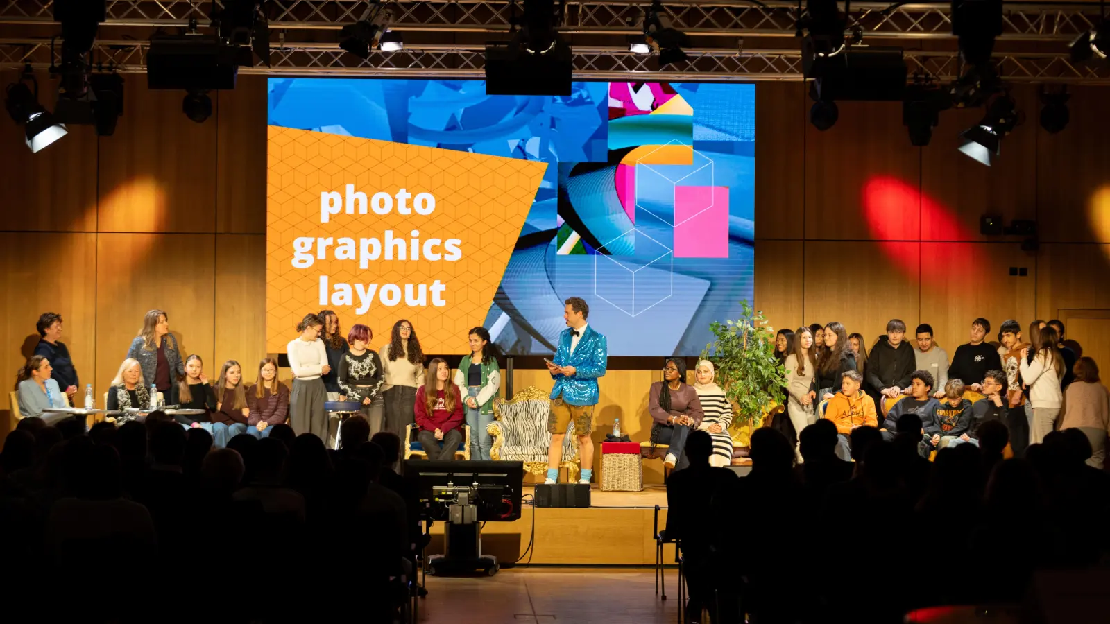 Strahlende Gesichter bei der Preisverleihung: Die Lobko News holen sich den Crossmedia-Preis 2025 auf der großen Bühne. (Bild: Lukas Eichenauer)