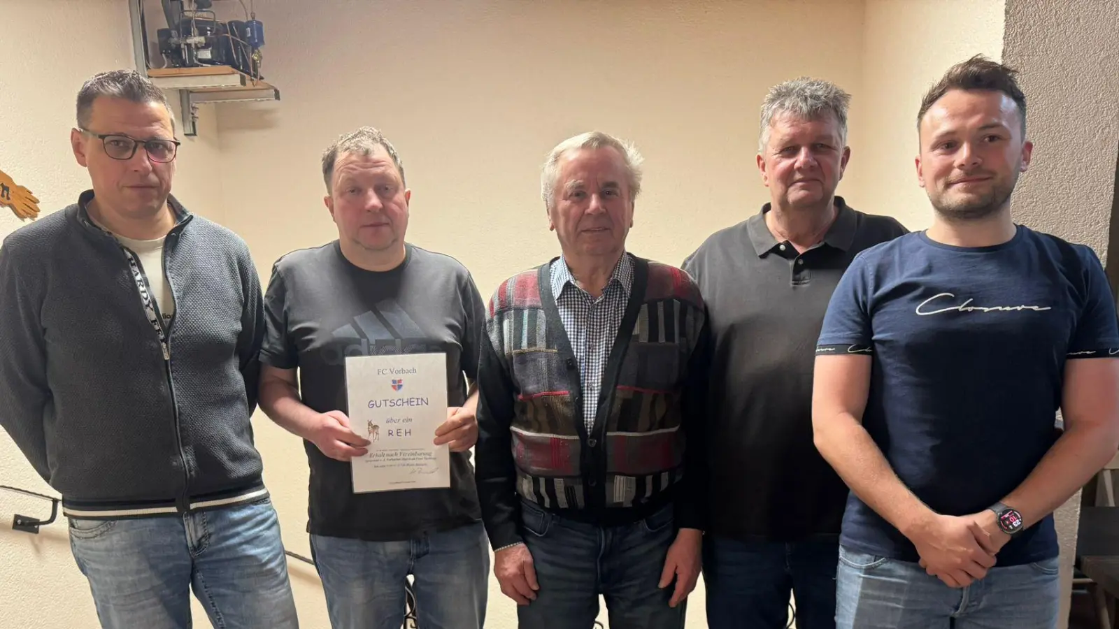 Auf dem Foto sind zu sehen von links Dieter Biersack, Anton Bayer, August Brütting, Manfred Busch sowie Vorstandsmitglied des FC Vorbach Marco Lautner. (Bild: Stefan Kynast)