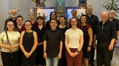 Die jungen Musikerinnen und Musiker zusammen mit der Chorschola (Bild: Michael Koch)