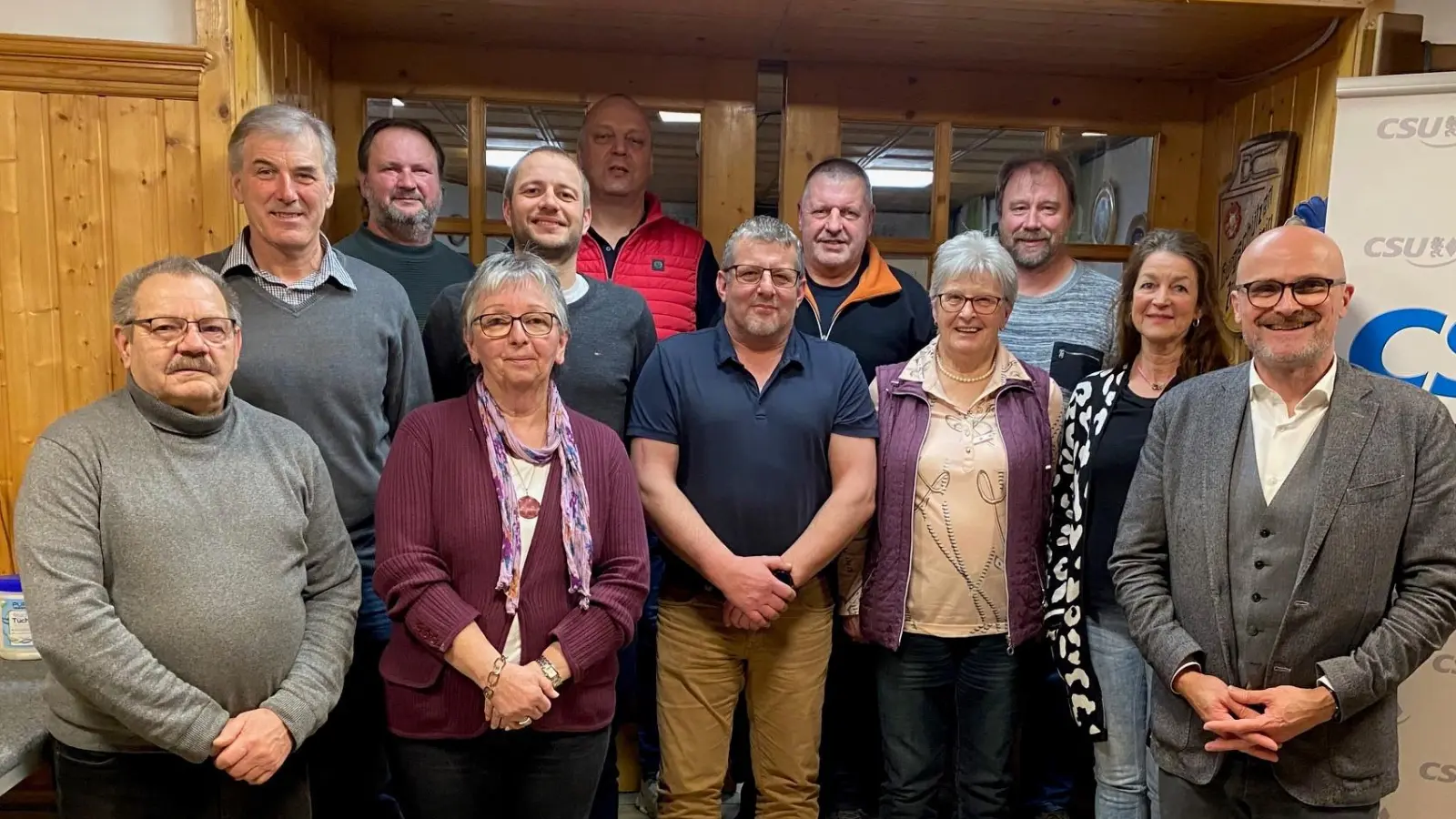 Die wiedergewählte Führungsriege der Schwarzhofener CSU mit Ortsvorsitzendem und Erstem Bürgermeister Maximilian Beer (rechts) freut sich auf die weitere Zusammenarbeit für die Marktgemeinde Schwarzhofen. (Bild: Herbert Ippisch)