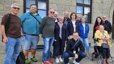 Die Teilnehmer sammelten sich vor der Führung zu einem Gruppenfoto. Helmut Zeitler 2. v. l., Guide Heiko Beer vorne in der Hocke (Bild: Hubert Rosner)