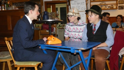 Tabea Pirner und Julian Müller spielten ein schwerhöriges Brautpaar, das den Standesbeamten Laurenz Brunner zur Weißglut trieb  (Bild: Heidi Kurz)