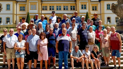 Alle Teilnehmer der Fahrt vor dem Schloss Veitshöchheim. (Bild: Andreas Heinz)