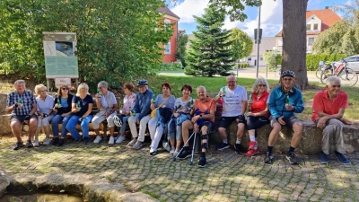 Die Teilnehmerinnen und Teilnehmer der Radtour fühlten sich an der Vilsquelle sichtlich wohl. (Bild: Heinz Meinl)