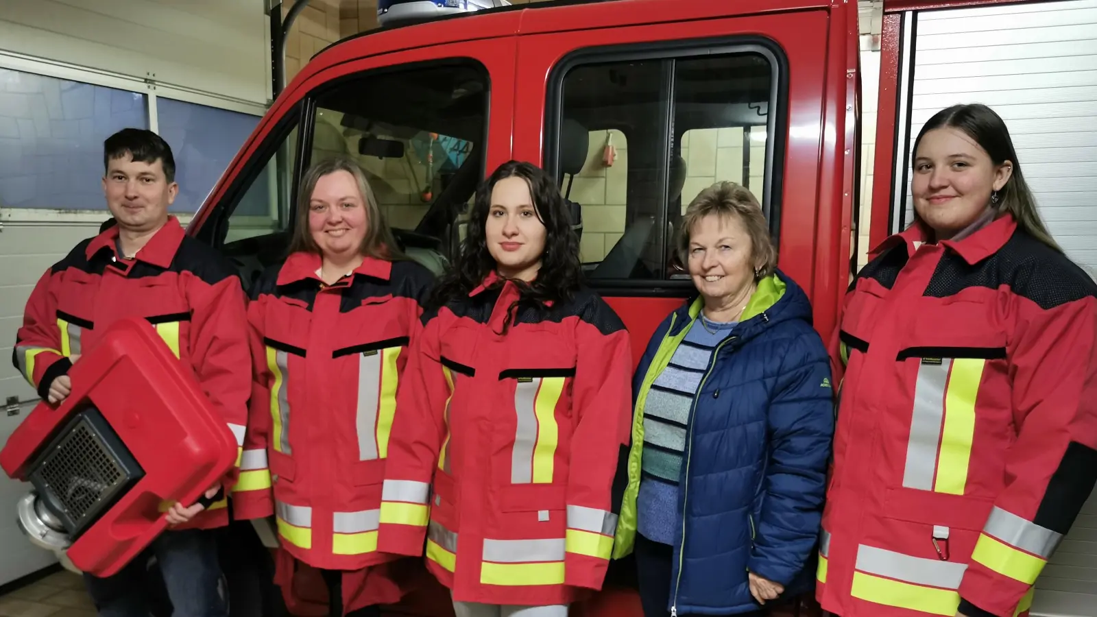 Matthias Friedl präsentiert den neuen Schwimmsaugkorb, daneben Jugendbeauftrage Sonja Ziegler, die neugewählte Kassenführerin Irmgard Schaller, von den Neuen bei den Aktiven Linda Stopfer und Pia Helldörfer, mit den neuen Überjacken. (Bild: Herbert Ziegler)