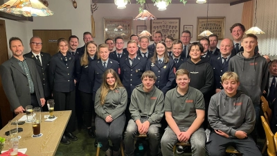 Zu sehen sind die geehrten Mitglieder der FF Schwend mit 2. Bürgermeister Reinhard Kohl (1.v.l.), KBR Christof Strobl (2.v.l.), 1. Vorstand Dominik Feigl (h., 5.v.l.) und 1. Kommandanten Michael Melzer (h., 1.v.l.). (Bild: Laura Stark)