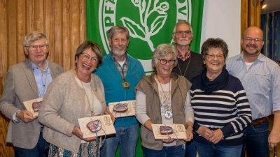 Die geehrten Wanderer von links: Johann Nicklas, Edith Nicklas, Edi Flenz, Evi Feistl, Rainer Feistl, Ilonka Flenz und Hermann Bolz (Bild: Thomas Betz)