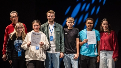 Schülerfilmteam der Krötensee-Mittelschule mit ihrem Lehrer Christoph Luber bei der Preisverleihung in Straubing. (Bild: Peter Danninger)