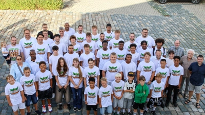 Ein Erinnerungsfoto der Anwesenden Spieler und Verantwortlichen der DJK zusammen mit den Vertretern der Stadt durfte nicht fehlen. (Bild: Magdalena Reindl / Michael Waldmann)